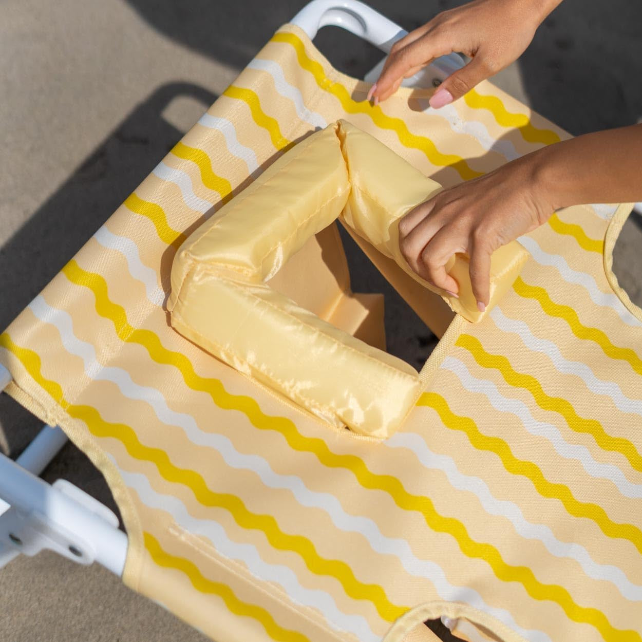 Flamingueo Silla Playa Plegable - Reclinable 5 Posiciones - Agujero Cabeza Y Brazos - Reposapiés 3 Posicones - Asas Mochila - Bolsillo Insulado Y Posavasos - Aluminio Y Poliéster - Amarillo